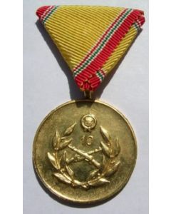 Hungarian Communist 10 Year Reserve Military Service Medal Gold With Crossed Rifles In Wreath, And The Number 10