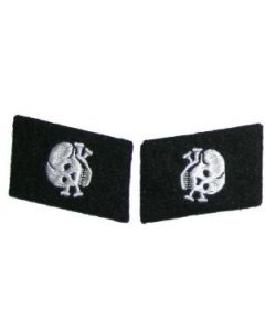 RSE574.Waffen SS EM mirror image vertical skull collar tabs.  Cotton thread.